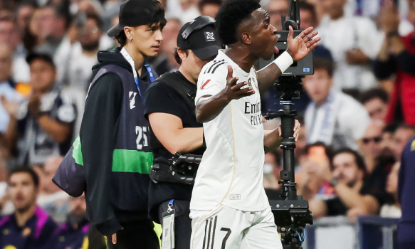 تفاصيل الأزمة .. ريال مدريد يجمد مفاوضات تجديد عقد فينيسيوس