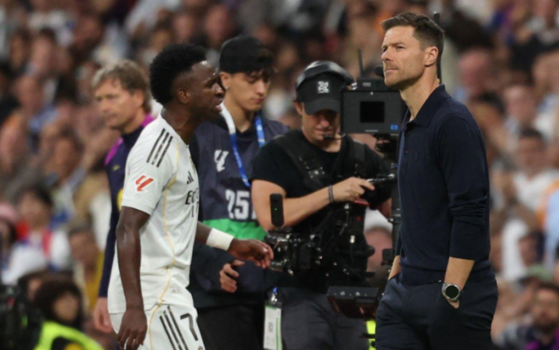 فينيسيوس يعتذر لألونسو ويؤكد التزامه بريال مدريد