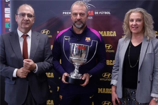 فليك يحصد جائزة أفضل مدرب ويشيد بجهود جهاز برشلونة الفني