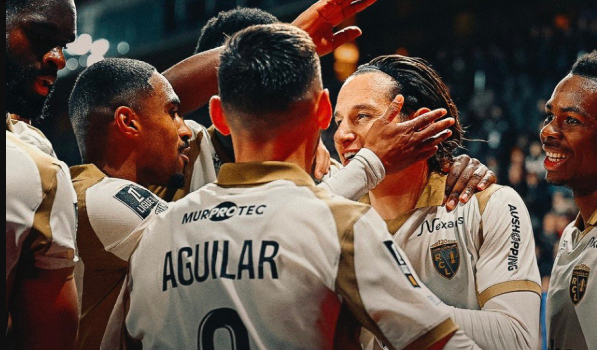 لانس يعتلي الصدارة بتخطيه انجيه وفوز ليل في الدوري الفرنسي