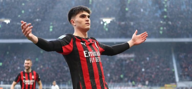 أرسنال يراقب لاعب ميلان للتعاقد معه