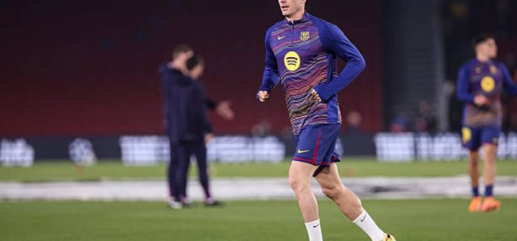 ليفاندوفسكي يدرس مستقبله مع برشلونة