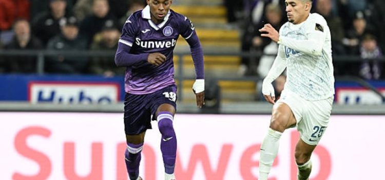 مانشستر يونايتد وتوتنهام يراقبان لاعب أندرلخت