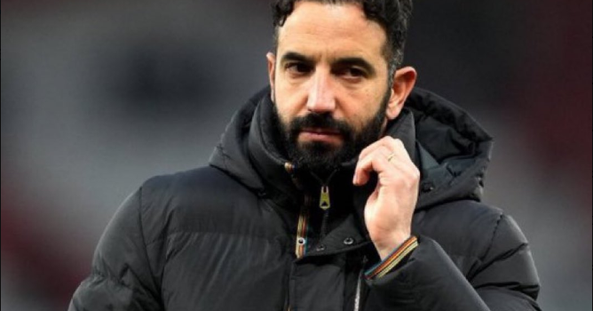 مانشستر يونايتد يقيل مدربه بعد تصاعد التوتر بينهما