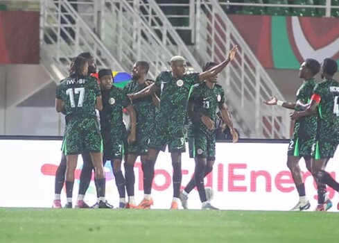 نيجيريا تحل أزمة مكافآت اللاعبين قبل مواجهة الجزائر