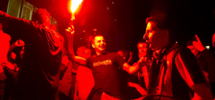 أجواء حماسية .. جماهير برشلونة ترعب أتلتيكو وتهتف ضد ريال مدريد