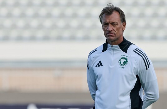 رينارد يُجري تعديلات واسعة على قائمة السعودية قبل مواجهة صربيا