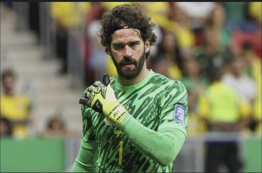 سلوت يؤكد غياب أليسون خلال التوقف الدولي