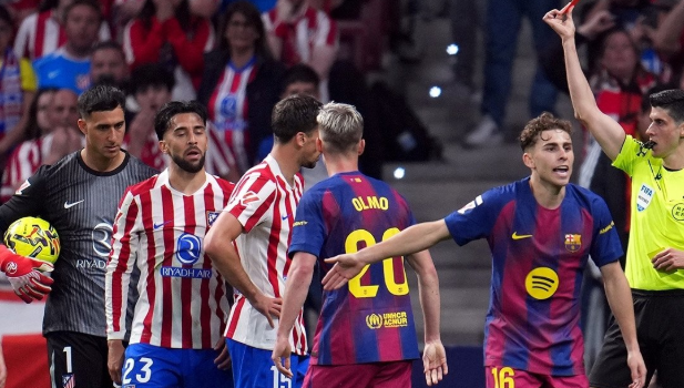 اللجنة الفنية للحكام تصدر قرارها الرسمي بشأن جدل موقعة برشلونة وأتلتيكو مدريد