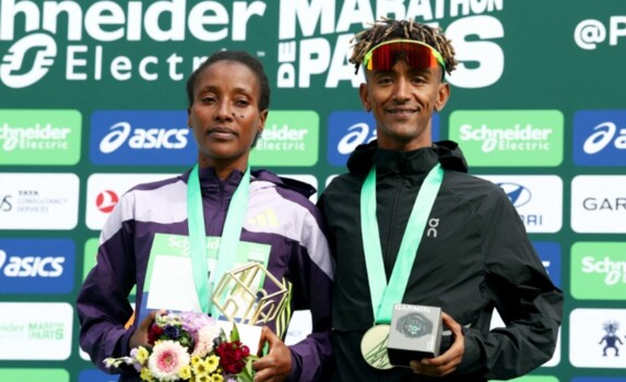 ديميز تحطم الرقم القياسي وتُتوج بماراثون باريس وكرِيبا يحسم سباق الرجال