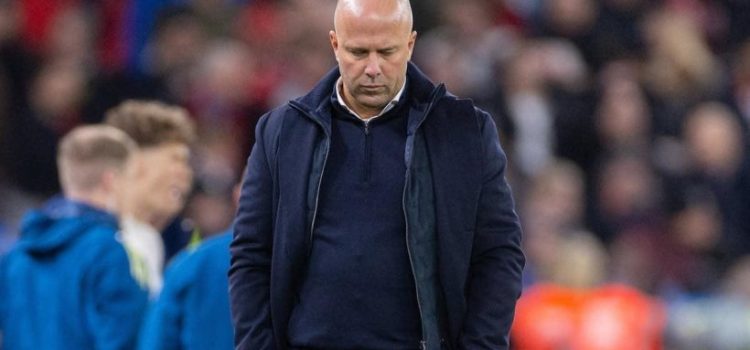 ليفربول يراجع مصير سلوت