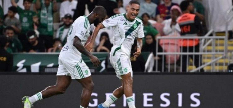 الأهلي يحتفل بالنخبة ويُسقط الخلود بثلاثية في دوري روشن