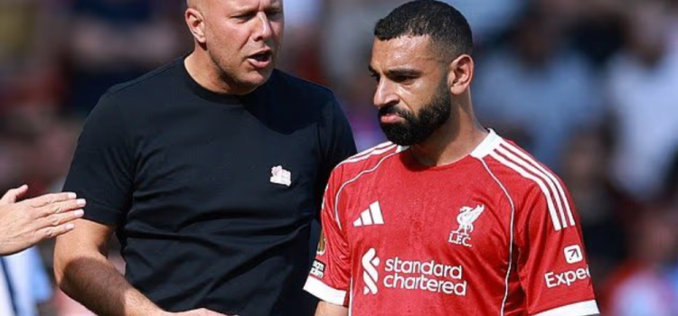 تمرد صامت في ليفربول .. أرنولد يدعم انتفاضة صلاح ضد سلوت