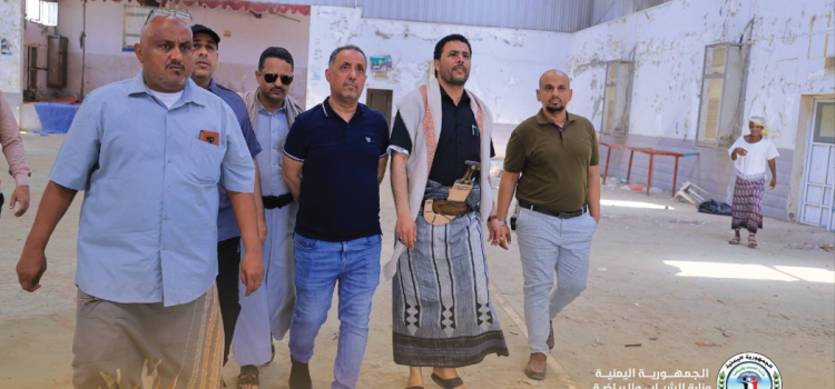 نائب وزير الشباب والرياضة يتفقَّد منشآت المدينة الرياضية بالحديدة