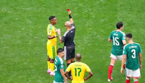 كيف تحولت موقعة المكسيك وجنوب أفريقيا إلى مسرح للبطاقات الحمراء؟