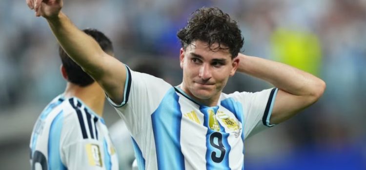 برشلونة يجهز عرضاً جديداً من أجل جوليان ألفاريز