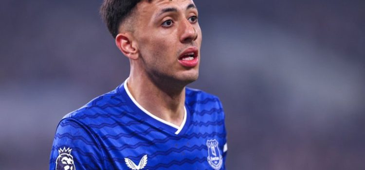 إيفرتون وكريستال بالاس يبحثان صفقة تبادلية بين ماكنيل وجونسون