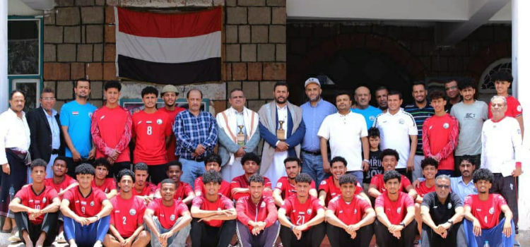 نائب وزير الشباب يلتقي بعثة منتخب الشباب لكرة القدم ويكرم اللاعبين والجهازين الفني والإداري