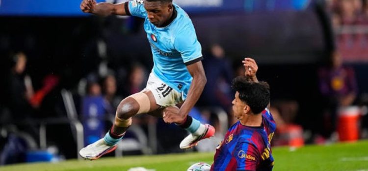 ليفربول يراقب موهبة فينورد لحل أزمة الظهير الأيمن