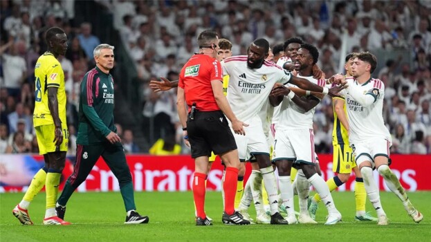 فينيسيوس مهدد بالغياب عن الكلاسيكو بعد الطرد أمام فياريال